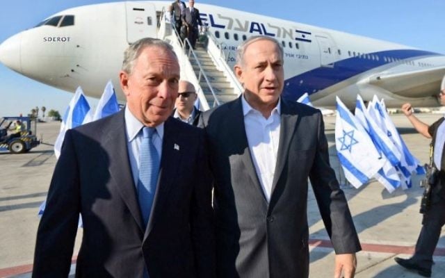 L'ancien maire de New York, Michael Bloomberg, à gauche, et le Premier ministre Benjamin Netanyahu, lors de l'arrivée de Bloomberg en Israël, le 23 juillet 2014. (Crédit : Haïm Zach/Bureau du Premier ministre) L'ancien maire de New York, Michael Bloomberg, à gauche, et le Premier ministre Benjamin Netanyahu, lors de l'arrivée de Bloomberg en Israël, le 23 juillet 2014. (Crédit : Haïm Zach/Bureau du Premier ministre)