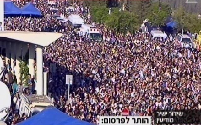 Des milliers de personnes venues assister aux funérailles des trois adolescents assassinés (Crédit : capture d'écran Deuxième chaîne)
