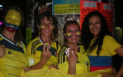 Des Colombiens en Israel célèbrent à Tel-Aviv la victoire sur l'Uruguay (Crédit : JTA/Diego Melamed)