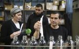 Un ouvrier palestinien et un employé juif de SodaStream dans l'usine du parc industriel de Mishor Adumim, le 2 février 2014. (Crédit : Nati Shohat/Flash90)