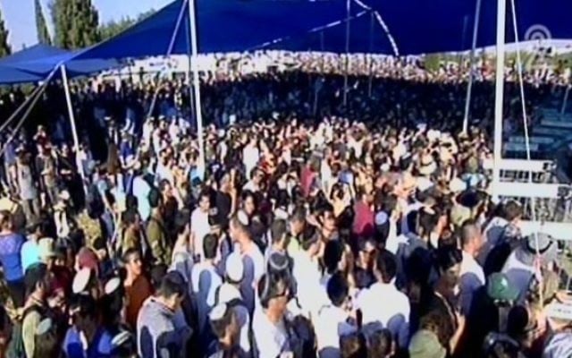 Des milliers de personnes venues assister aux funérailles des trois adolescents assassinés (Crédit : capture d'écran Deuxième chaîne)