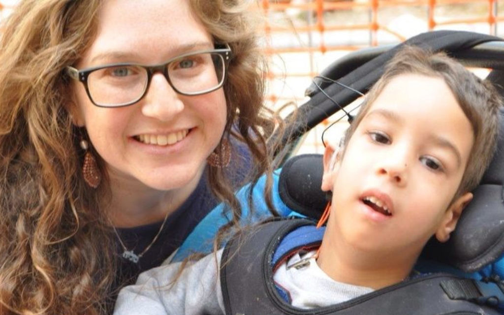 Talya Herring avec un enfant résident de Aleh (Crédit : autorisation :Talya Herring)