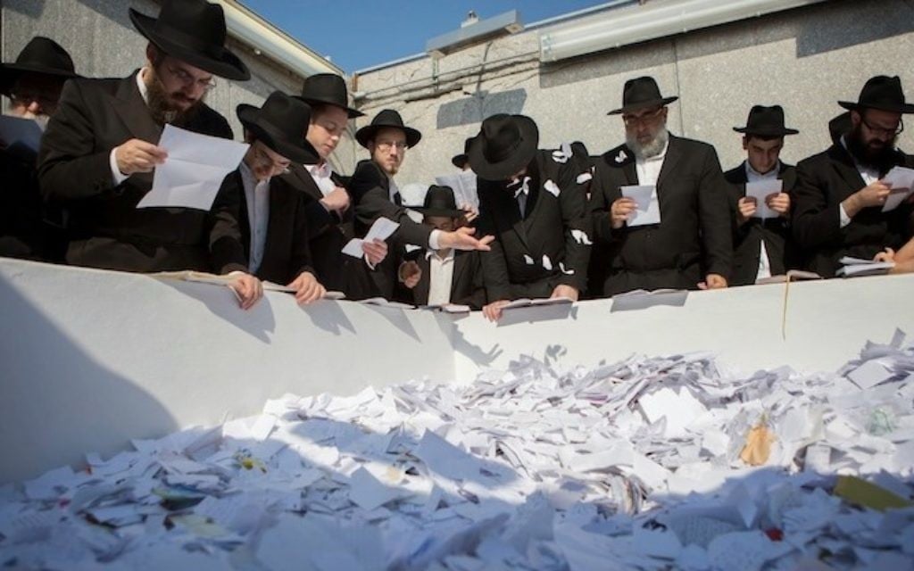 Des hommes prient le jour des 20 ans de l'anniversaire de la mort de Menachem Mendel Schneerson (Crédit : Adam Ben Cohen/Chabad.org)