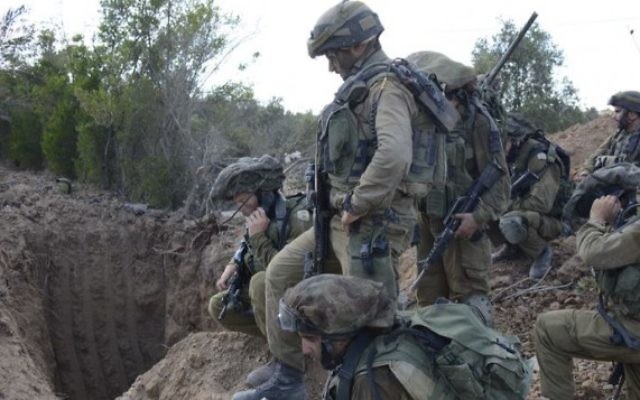 Un soldat israélien devant l'entrée d'un tunnel (Crédit photo : Flash 90)