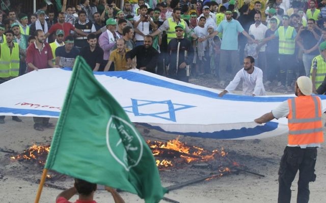 Manifestation à Amman contre l'opération israélienne - 9 août 2014 (Crédit : KHALIL MAZRAAWI / AFP)
