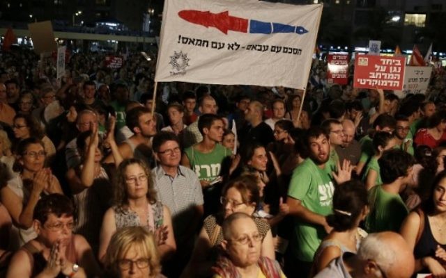 Rassemblement à Tel Aviv pour réclamer des négociations avec Abbas - 16 août 2014 (Crédit : Gali Tibbon/AFP) Rassemblement à Tel Aviv pour réclamer des négociations avec Abbas - 16 août 2014 (Crédit : Gali Tibbon/AFP)