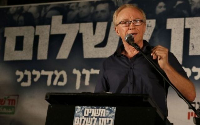 L'écrivain israélien David Grossman lors d'un rassemblement de gauche à Tel Aviv, le 17 août 2014. (Crédit : Gali Tibbon/AFP) L'écrivain israélien David Grossman lors d'un rassemblement de gauche à Tel Aviv, le 17 août 2014. (Crédit : Gali Tibbon/AFP)