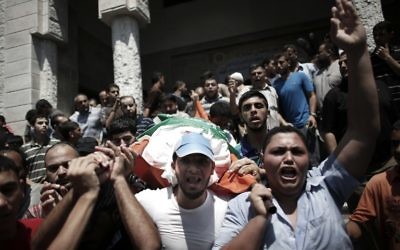 A Gaza, aux obsèques de la femme et des fils de Mohammed Deif, la foule crie vengeance, le 20 août 2014. (Crédit Thomas Coex/AFP)