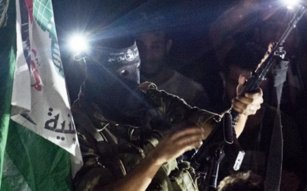 Un homme armé du Hamas se montre dans le quartier de Rimal - 26 août 2014 (Crédit : AFP/ROBERTO SCHMIDT)