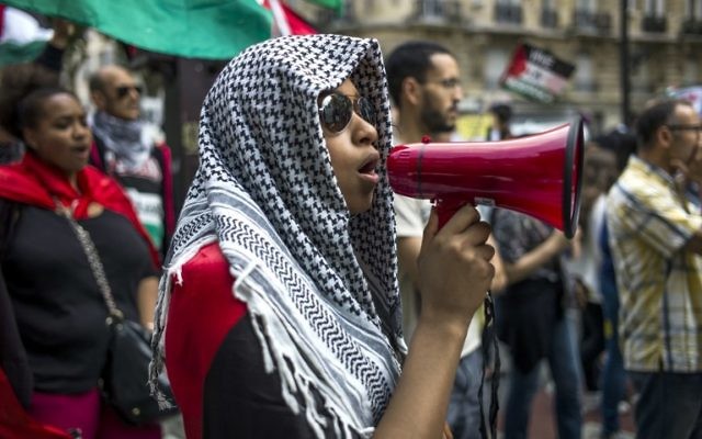 Un manifestant français lors d'une manifestation contre l'opération israélienne à Gaza à Paris - 9 août 2014 (Crédit : KENZO TRIBOUILLARD / AFP)
