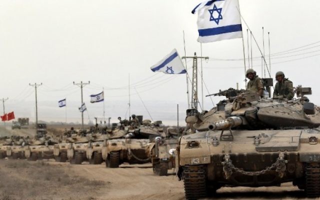Les chars israéliens Merkava roulent près de la frontière entre Israël et la bande de Gaza d'où ils reviennent, le 5 Août 2014, après qu'Israël a annoncé que toutes ses troupes s'étaient retiré. (Crédit : AFP / THOMAS COEX)