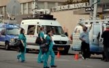 Des camions de télévision en dehors de l'hôpital Mount Sinai Août 4, 2014 New York, après que les autorités ont annoncé qu'un patient qui s'est récemment rendu en Afrique de l'Ouest est actuellement testé pour le virus Ebola. (Crédit : AFP PHOTO / Stan HONDA)