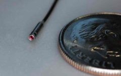 Un simple 1.2mm de diamètre - soit l'épaisseur d'un centime - la caméra endoscopique de VIPIR est la plus petite caméra commercial jamais projetée par la NASA pour une utilisation dans l'espace. Ici, le dispositif est représenté à côté d'une pièce de dix cents aux États-Unis. (Crédit : NASA / Jon Kraeuter)