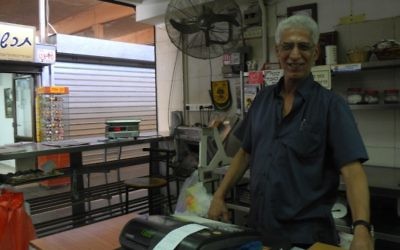 Sian Avner, propriétaire de la boulangerie de Sian à Sderot, était l'un des rares magasins ouverts dans le souk à Sderot, le mercredi 27 août - (Crédit : Melanie Lidman / Times of Israël)