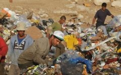 Des éboueurs travaillant dans une décharge en dehors de Jérusalem (Crédit : Kobi Gideon/Flash 90)