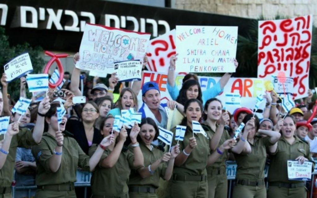 Des soldats israéliens accueillent les nouveaux immigrants à l'aéroport de Ben Gurion (Crédit : Moshe Shai / FLASH90) Des soldats israéliens accueillent les nouveaux immigrants à l'aéroport de Ben Gurion (Crédit : Moshe Shai / FLASH90)