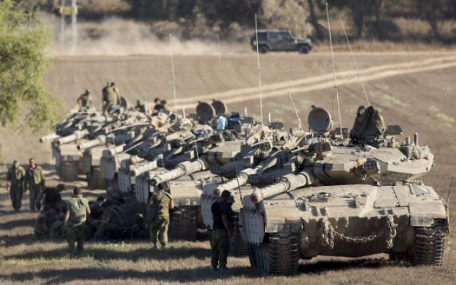 Des chars israéliens dans la bande Gaza (Crédit : Flash 90)