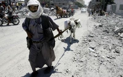 Des Palestiniens quittent leur quartier pour un endroit plus sûr alors que l'armée israélienne a continué à bombarder la zone de Rafah, dans le sud de la bande de Gaza, le 4 Août 2014 (Crédit : Abed Rahim Khatib/Flash90).