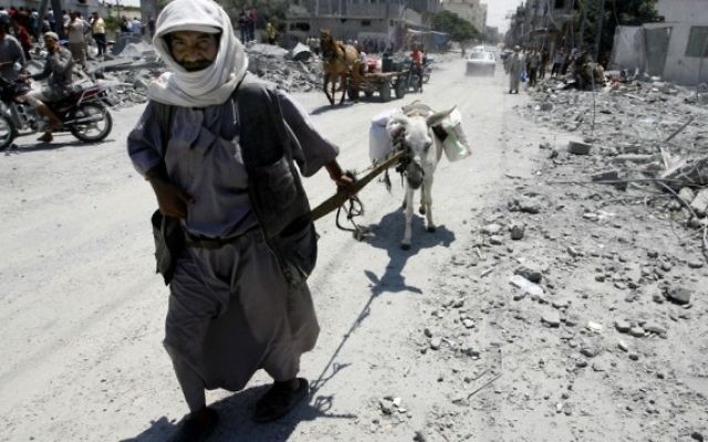 Des Palestiniens quittent leur quartier pour un endroit plus sûr alors que l'armée israélienne a continué à bombarder la zone de Rafah, dans le sud de la bande de Gaza, le 4 Août 2014 (Crédit : Abed Rahim Khatib/Flash90).