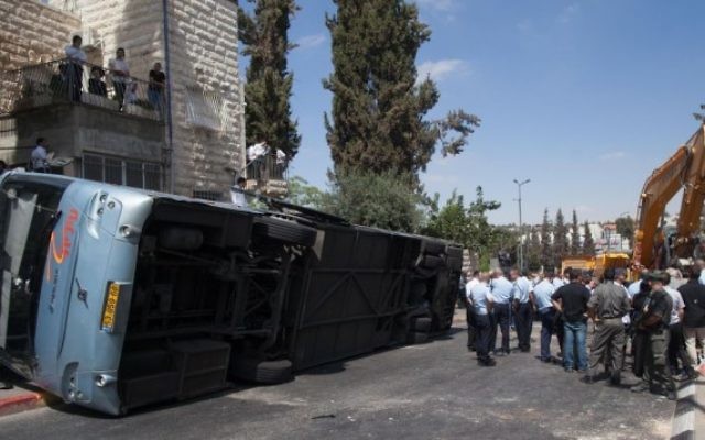 Le bus renversé par le conducteur de la pelleteuse - attentat à Jérusalem - 4 août 2014 (Crédit : Yonatan Sindel/Flash90)