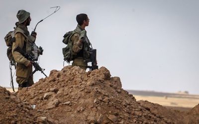 Des soldats israéliens regardent à l'horizon - bande de Gaza (Crédit : Flash 90)