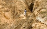 Un Palestinien se penche sur ce qui était autrefois un tunnel menant de la bande de Gaza vers Israël, dans la région de Rafah, dans le sud de la bande de Gaza, le 5 août 2014, après une trêve de 72 heures (Crédit : Abed Rahim Khatib / Flash90)
