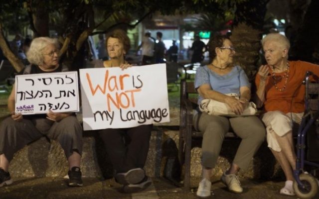 Des manifestants de gauche à une manifestation à Tel Aviv - 9 août (Crédit : Flash 90)