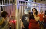 Les résidents des communautés vivant près de la frontière de Gaza tiennent des bougies et protestent près de la résidence du Premier ministre à Jérusalem le 22 août 2014, réclamant la paix et la tranquillité pour leurs communautés. (Crédit : Yonatan Sindel / Flash90)