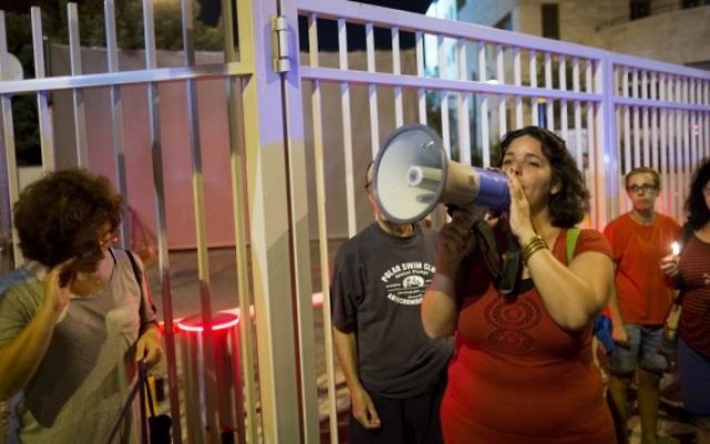 Les résidents des communautés vivant près de la frontière de Gaza tiennent des bougies et protestent près de la résidence du Premier ministre à Jérusalem le 22 août 2014, réclamant la paix et la tranquillité pour leurs communautés. (Crédit : Yonatan Sindel / Flash90) Les résidents des communautés vivant près de la frontière de Gaza tiennent des bougies et protestent près de la résidence du Premier ministre à Jérusalem le 22 août 2014, réclamant la paix et la tranquillité pour leurs communautés. (Crédit : Yonatan Sindel / Flash90)