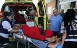 Un homme blessé par un tir de mortier est évacué à l'hôpital Barzilai d'Ashkelon (Crédit: Edi Israel/Flash90)