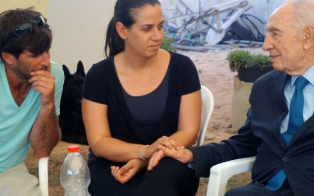 Les parents de Daniel Tragerman et Shimon Peres - 25 août 2014 (Crédit : Flash90) Les parents de Daniel Tragerman et Shimon Peres - 25 août 2014 (Crédit : Flash90)