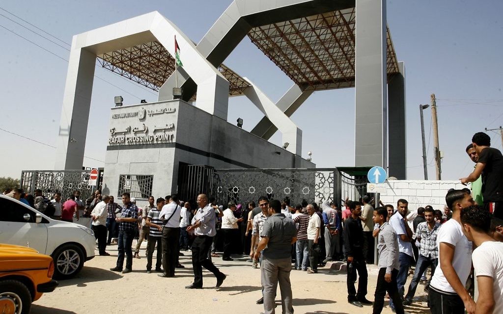 Le poste-frontière de Rafah, entre le sud de la bande de Gaza et l'Egypte, le 17 juin 2014. Illustration. (Crédit : Abed Rahim/Flash90)