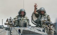 Un tank Merkava israélien se retire de la bande de Gaza près de la frontière avec Israël, 3 août 2014 (Crédit : Flash90)