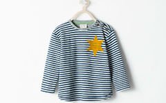 Le sweat-shirt de Zara, avec un imprimé à rayures flanqué d'une étoile jaune (Crédit : capture d'écran)