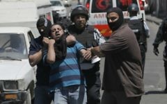Des policiers israéliens arrêtant un palestinien suspecté d'avoir jeté des pierres dans le quartier de Wadi al-Joz, à Jérusalem. (Crédit : Sliman Khader/Flash90)