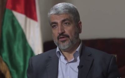 Khaled Meshaal parle à Michael Isikoff de Yahoo News à Doha, la capitale du Qatar, août 2014 (Crédit : capture d'écran, Yahoo News)