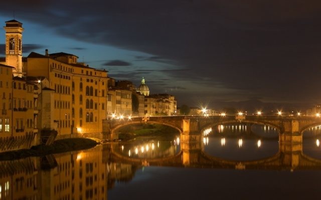 Vue sur le fleuve de l'Arno à Florence (Crédit : CC-BY-SA Longino/Wikimedia Commons)