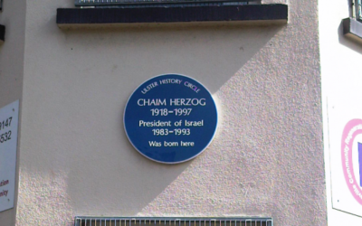 Plaque à Belfast commémorant la naissance de Chaïm Herzog, président d'Israël de 1983 à 1993 (Crédit : Wikimedia Commons CC A 3.0/Keresaspa)