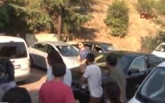 Scène à l'extérieur de l'immeuble dans le quartier de Karokos à Istanbul, en Turquie, où le couple a été retrouvé mort poignardé, le 22 août, 2014 (Crédit : capture d'écran de Hurriyet TV / DHA)