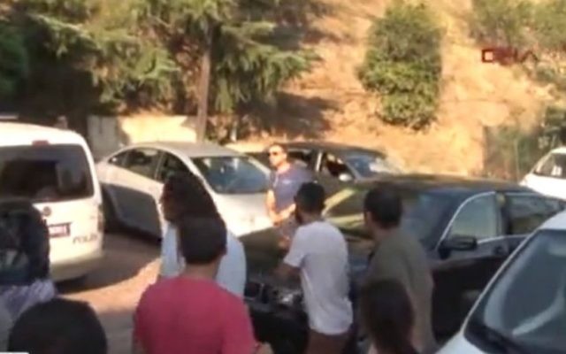 Scène à l'extérieur de l'immeuble dans le quartier de Karokos à Istanbul, en Turquie, où le couple a été retrouvé mort poignardé, le 22 août, 2014 (Crédit : capture d'écran de Hurriyet TV / DHA)