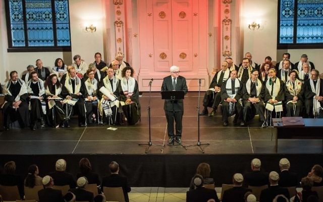 Le ministre allemand des Affaires étrangères Frank-Walter Steinmeier (C) prend la parole lors de l'ordination de rabbins à Wroclaw, en Pologne, le 2 septembre 2014 (Crédit : AFP PHOTO / PAP / MACIEJ Kulczyński POLOGNE OUT)