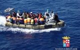 Illustration : Des migrants dans un bateau pendant une opération de sauvetage au large des côtes de la Sicile, le 14 septembre 2014. Illustration. (Crédit : Marine militaire italienne/AFP)
