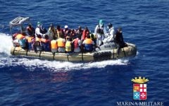 Illustration : Des migrants dans un bateau pendant une opération de sauvetage au large des côtes de la Sicile, le 14 septembre 2014. Illustration. (Crédit : Marine militaire italienne/AFP)