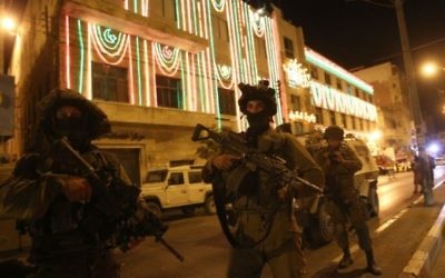 Des soldats israéliens en patrouille à Hébron. Illustration. (Crédit : AFP/Hazem Bader)