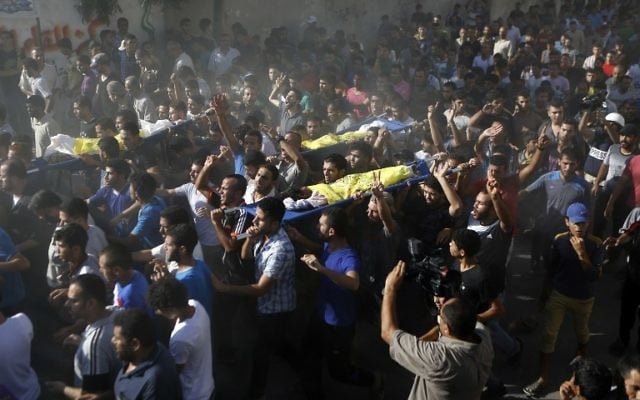 Enterrement de la famille Bakr à Gaza - 16 juillet 2014 (Crédit : AFP/MOHAMMED ABED)