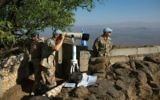 Les soldats de la FNUOD, la Force des Nations Unies chargée d'observer le désengagement, observent le plateau du Golan israélien, le 31 août 2014. (Crédit : Menahem Kahana/AFP)