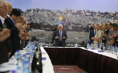 Le président de l'AP Mahmoud Abbas et son gouvernement au cours d'un meeting à Ramallah, le 11 septembre 2014 (Crédit : AFP/ ABBAS MOMANI)