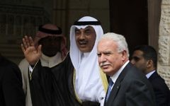 Le ministre koweïtien des Affaires étrangères Cheikh Sabah Khalid Al-Hamad Al-Sabah (C), accueilli par son homologue palestinien Riyad al-Maliki (D) avant une réunion avec le président Mahmoud Abbas le 14 septembre 2014 à Ramallah. (Crédit : AFP PHOTO / ABBAS MOMANI)