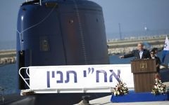 Benjamin Netanyahu et le nouveau sous-marin INS Tanin en arrière-plan  lors d'une conférence de presse à Haifa - 23 septembre 2014 (Crédit : AFP PHOTO/POOL/AMIR COHEN)