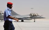 Un soldat émirati devant un avion de chasse Rafale français dans une base militaire proche d'Abu Dhabi, le 25 mai 2009. (Crédit : Eric Feferberg/AFP)